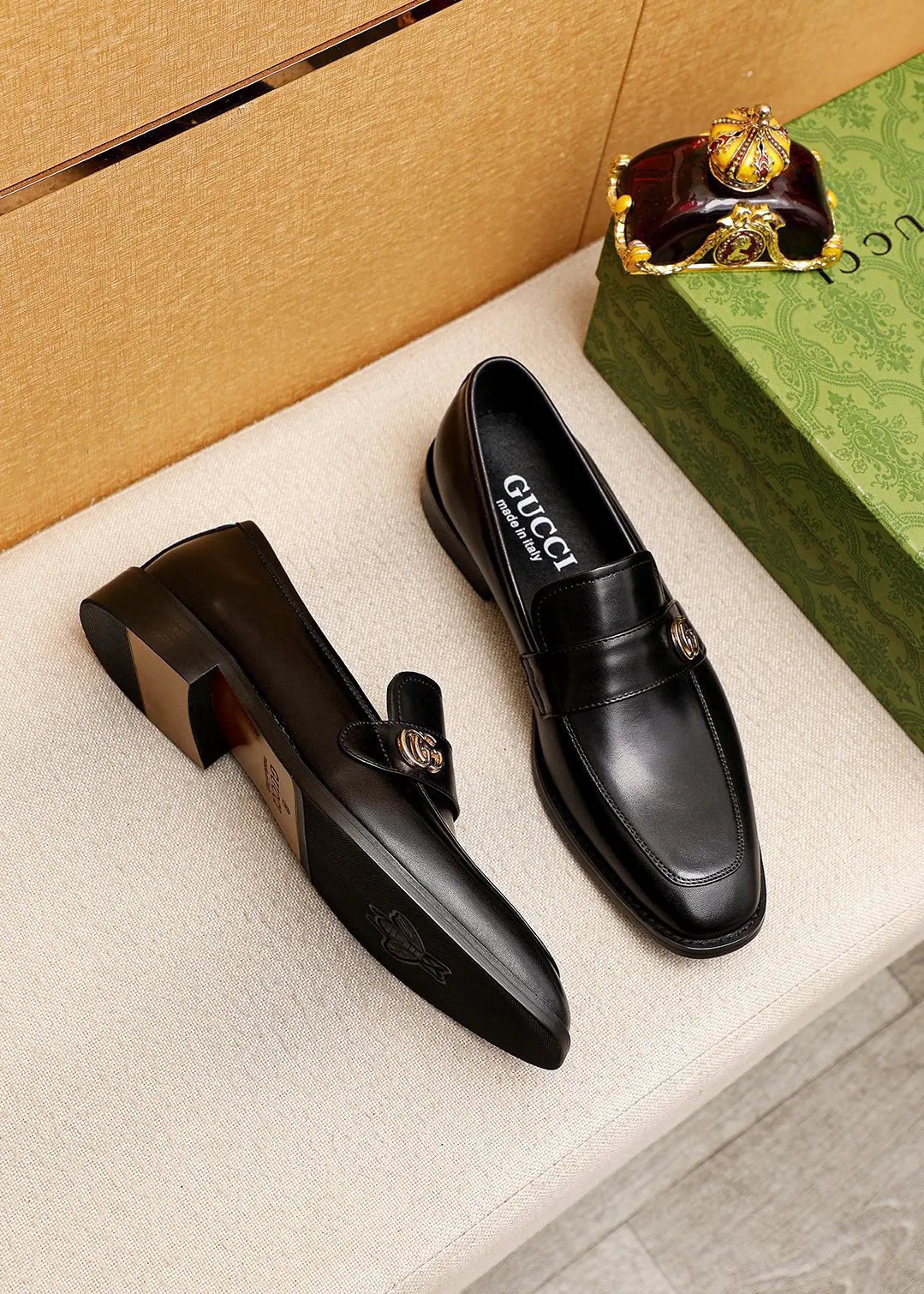 Men's shoes 💰400 💐 Product trademark: GUCCI "Gucci" casual leather shoes Regular size: 39-44 (38.45.46🉑️Customized) Product materials: Selected imported first-layer calfskin upper + luxury hardware buckle, imported 🐑 sheepskin lining. Strong three-dimensional visual effect, combined outsole Color: 2⃣️colors available